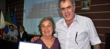  representante dos antigos integrantes do primeiro Conselho Tutelar, Luzia do Nascimento Ferreira, recebeu do prefeito Alex Salvador uma homenagem
