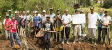 Moradores organizam mutirão para limpeza de córrego em Santo Antônio do Leite