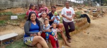 A família emocionada posa ao lado da foto - Foto de Michelle Borges
