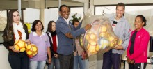 Secretaria de Educação distribui materiais esportivos em Ouro Preto