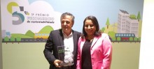 O secretário de Meio Ambiente, Antônio Generoso e a assessora de gestão e planejamento Fádua Silva recebendo a premiação
