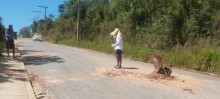 Cansado da morosidade da prefeitura, morador realiza operação tapa-buracos em Cachoeira do Campo