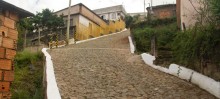 Prefeito José Leandro visita rua construída no Morro da Queimada durante sua administração