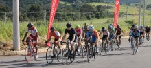 Os atletas percorreram o bairro Novo Itabirito na primeira etapa da Liga Mineira de Ciclismo