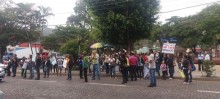 Servidores protestam por reajuste salarial em frente a Prefeitura de Itabirito - Foto de Michelle Borges
