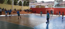 Atividades esportivas integram crianças de bairro e distrito
