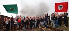 Manifestantes pedem justiça no caso de Fundão - Foto de MST Zona da Mata/Divulgação