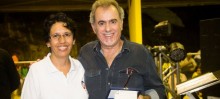 Prefeito Alex Salvador recebe homenagem da diretora do Cemi, Eliane Souza. - Foto de Sanderson Pereira