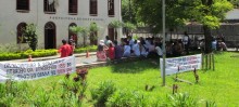 Servidores da Saúde e da Assistência Social reivindicam em frente à prefeitura de Ouro Preto - Foto de Michelle Borges