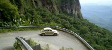 Casal que viaja o mundo de Fusca participa do Encontro de Carros Antigos em Ouro Preto