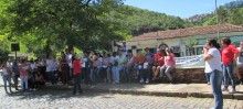 Servidores da Saúde e da Assistência Social reivindicam em frente à prefeitura de Ouro Preto - Foto de Michelle Borges