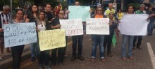 Servidores protestam por reajuste salarial em frente a Prefeitura de Itabirito - Foto de Michelle Borges