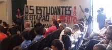 Grupo se manifesta contra aumento da passagem durante evento de fomento econômico