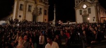  A Praça Minas Gerais, em Mariana, foi toda ocupada pela plateia - Foto de Caroline Hardt