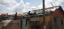  A casa do Mauro Sérgio teve apenas metade do telhado reparado. Ainda faltam telhas para terminar o conserto - Foto de Michelle Borges