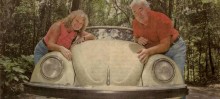 Casal que viaja o mundo de Fusca participa do Encontro de Carros Antigos em Ouro Preto