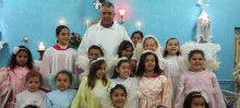A bela foto ilustra o momento da coroação na igreja de Santa Rita com a participação de dezenas de crianças. Coordenação do Padre Miguel Ângelo Fiorillo.