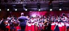 Na noite de domingo, o coro principal do Coral Canarinhos de Itabirito entoou cantos tradicionais natalinos