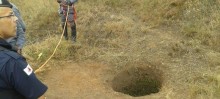 Os buracos são entradas de ar de uma mina de ouro do século XVIII, atualmente desativada, e estão espalhados por toda a extensão do sítio arqueológico - Foto de Eve Press/ Roberto Verona