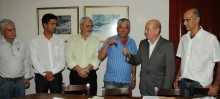 Autoridades presentes durante devolução de verba e três veículos da Câmara para a Prefeitura de Ouro Preto