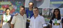 O secretário de Esportes Alessandro Massaini e o prefeito Alex Salvador com uma das campeãs do GP de Atletismo