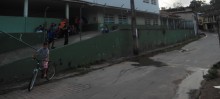Se não bastassem as precárias condições da escola, alunos ainda convivem com esgoto em frente à unidade - Foto de Eduardo Maia
