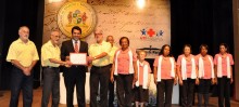 Vereador Bruno Mol entrega certificado de Menção Honrosa ao Madrigal Mariana