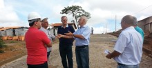 José Leandro visita obras das casas populares no Residencial Vila Alegre