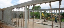 Anexo da Casa de Pedra onde funcionará Centro de Convivência Social, base e alvenaria já estão construídas - Foto de Neno Vianna