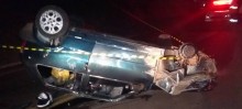 Durante a perseguição policial, o carro conduzido pelos suspeitos capotou na rodovia MG-262 - Foto de EvePress/Roberto Verona