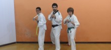 Atletas com as medalhas – à direta, Igor; à esquerda, Eduardo; no centro, o professor Bruno